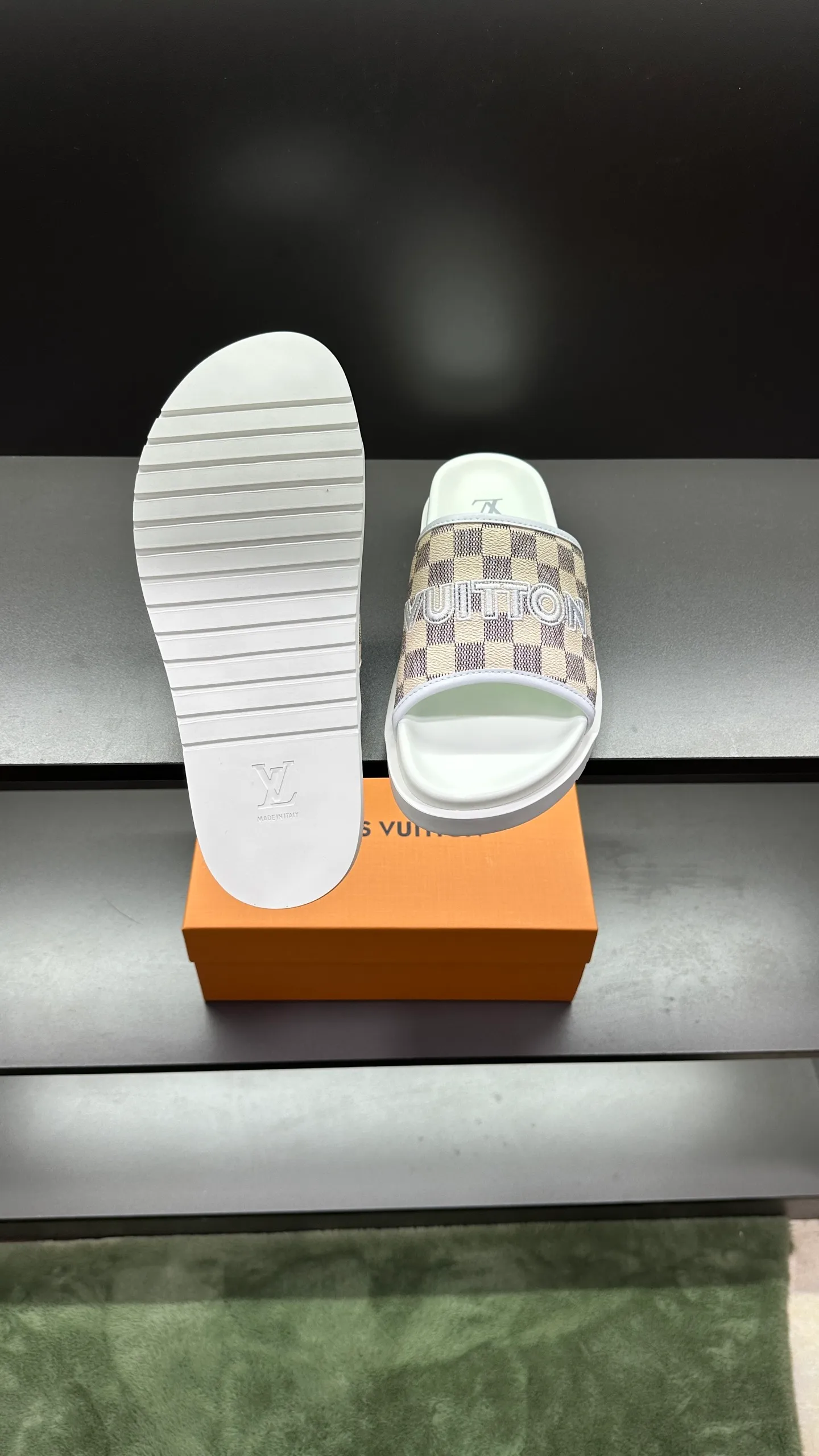 [L Home] P: 300💰Size: 38-45 Top purchasing lv men's summer slippers, classic presbyopia with soft real leather lining, unique color splicing effect, distinctive personality, fashionable and trendy essential style, light and comfortable. Lightweight and tough rubber insole, micro ridged foam outsole, super comfortable!